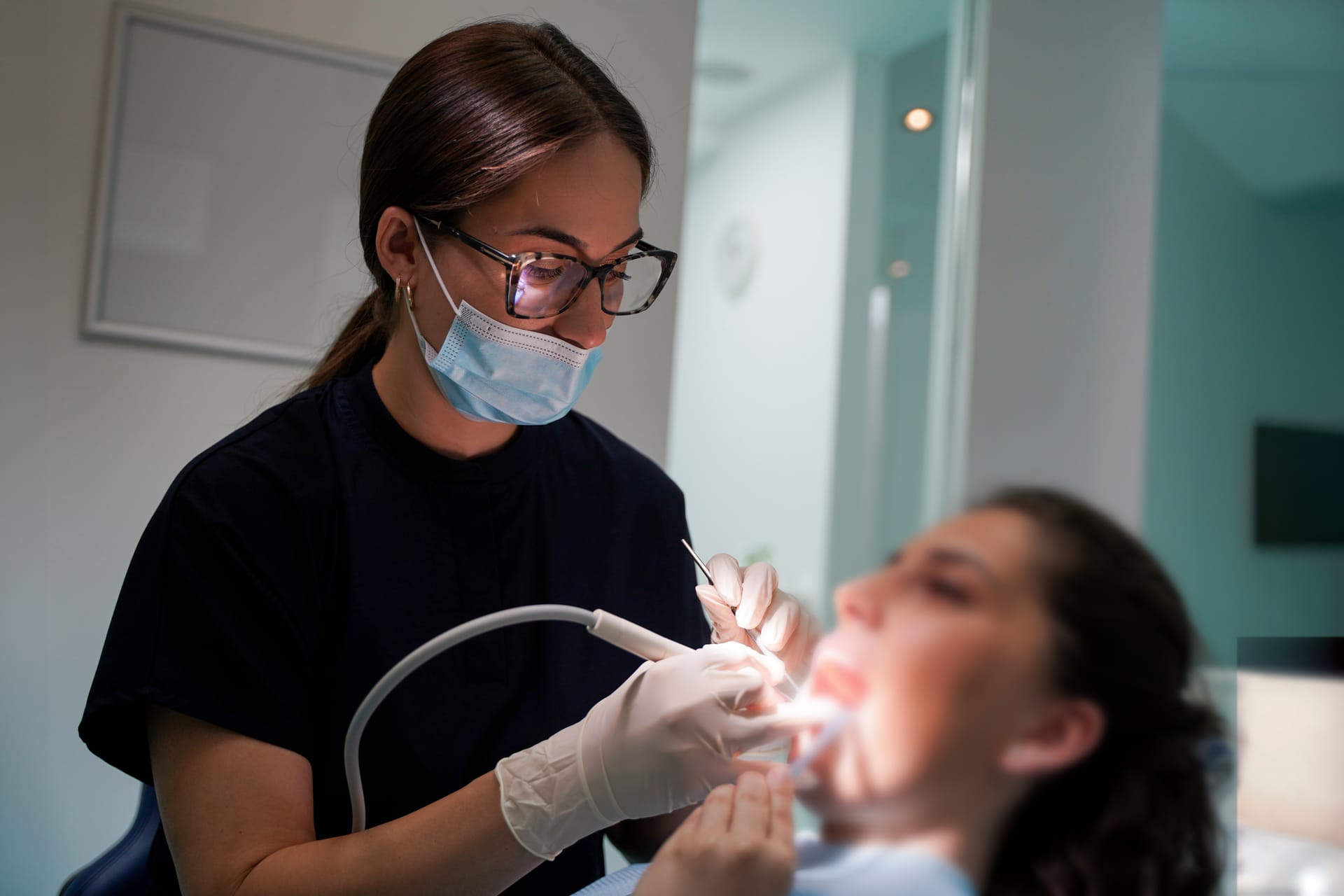 Dentisti duke trajtuar një pacient në Dental Excellence Group